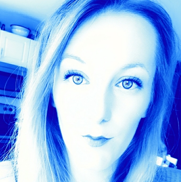 Meet your Posher, Danielle - Picture 3 of 3